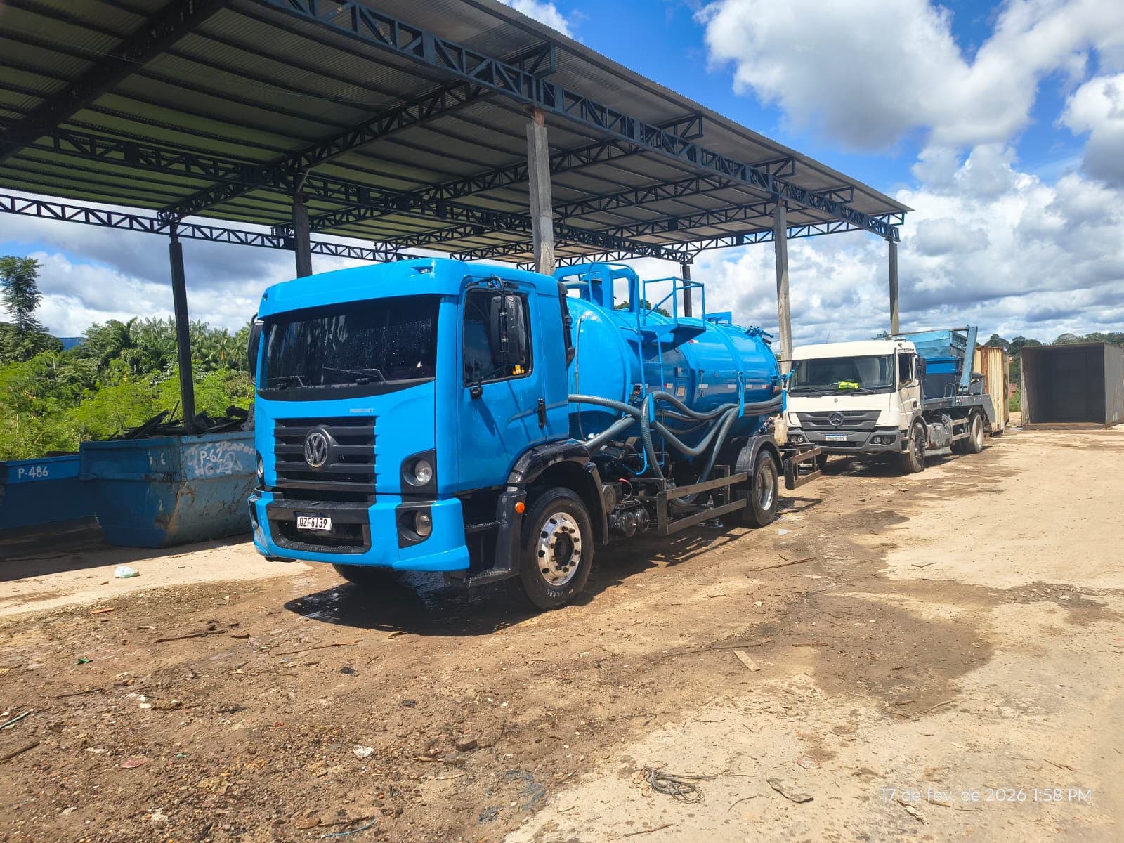 Caçamba de entulho de 5 m³ posicionada no pátio da Tira Entulho em Manaus